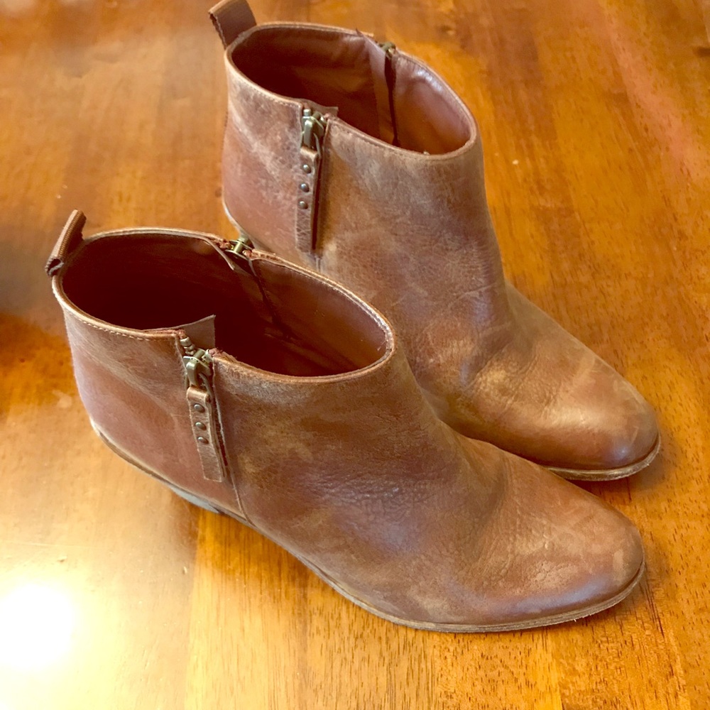 Hoss leather short leather boots. Preowned.